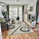 Apartament White Bliss - 1br With Balcony And Parking