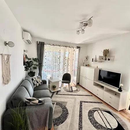 White Bliss - 1br With Balcony And Parking *